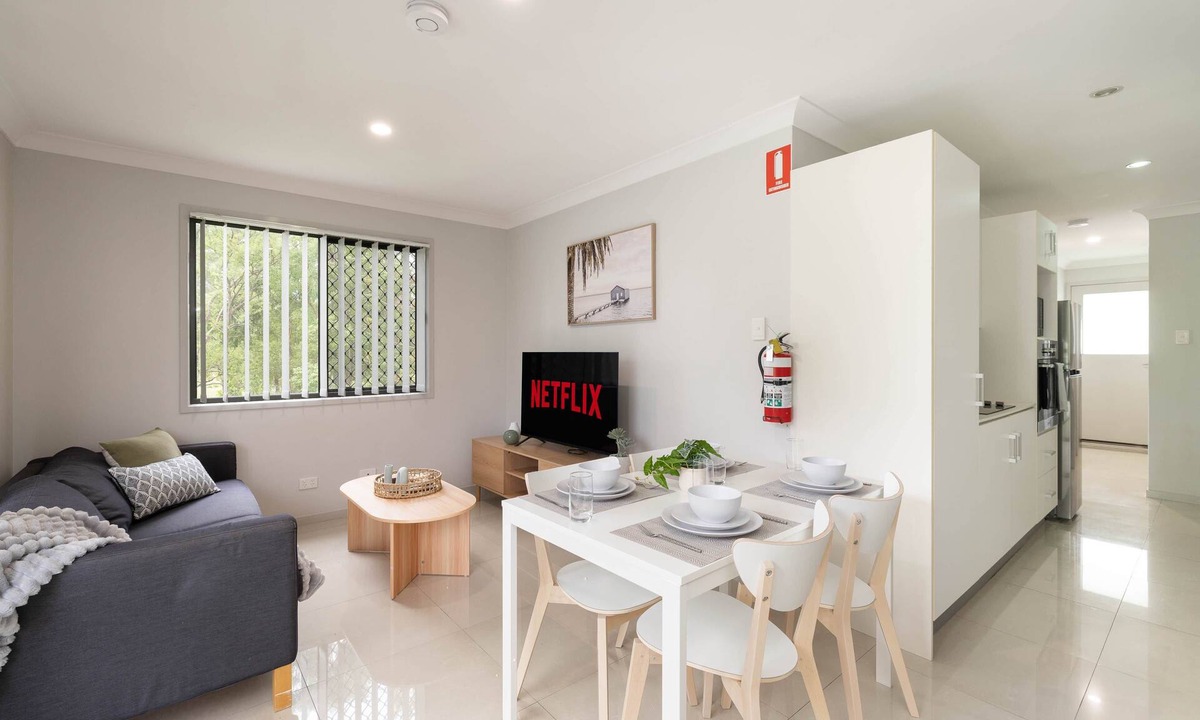 Rocklea Apartment | Comfortable Rocklea 1BR | Near Shops | Parking | 173B2
