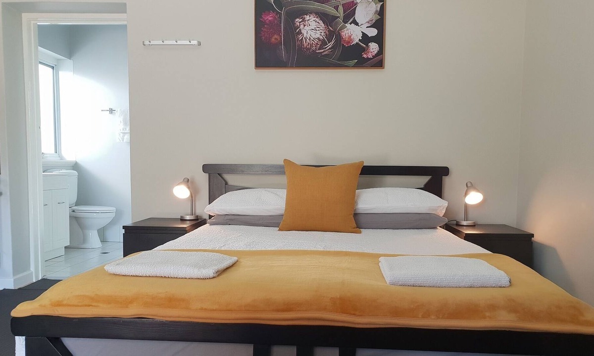Fremantle Apartment | Comfortable studio ideal for couples or single travellers