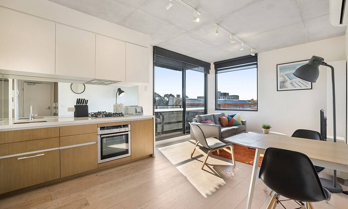 Prahran Apartment | Comfy 2-Bed Balcony Unit near Chapel St