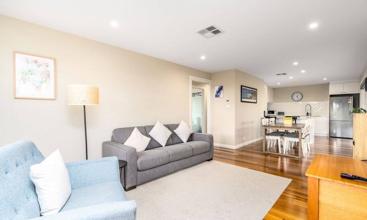 Chifley Apartment | Comfy and Modern House w/Outdoor Dining & WiFi