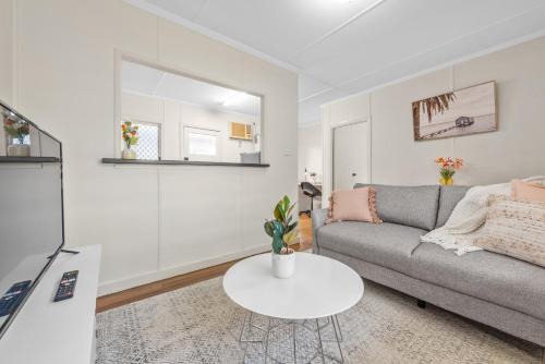 Woolloongabba Apartment | Comfy & Cozy 1BR Apt with Parking, WiFi and Study Desk