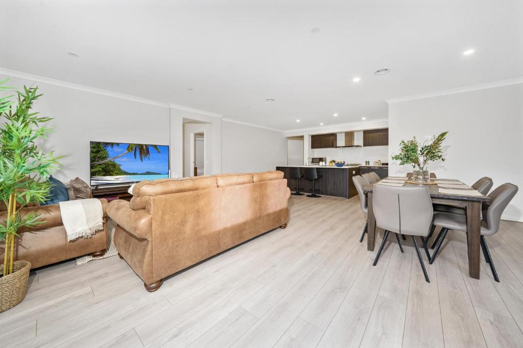 Mickleham House | Comfy Premium 4BR Near Airport, Cafes & Amenities
