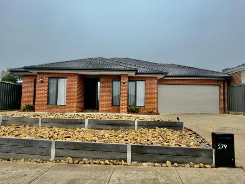 Doreen House | Connecting Palms - Doreen - Luxury Holiday Home with 4 x Extra Large Bedrooms!