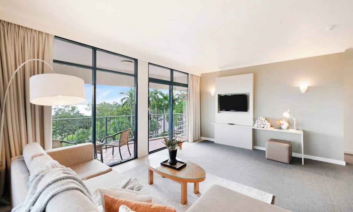 Darwin City Centre Apartment | Corner Balcony Suite on the Esplanade with Pool
