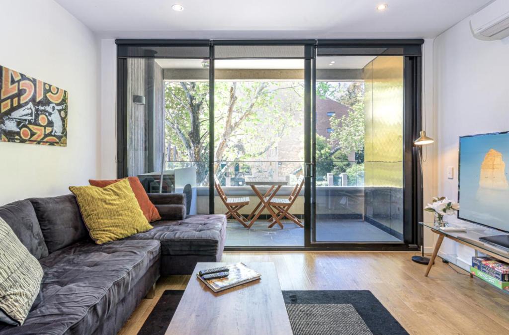 Carlton Apartment | Cosmo Stays- Designer Apartment Fabulous Location