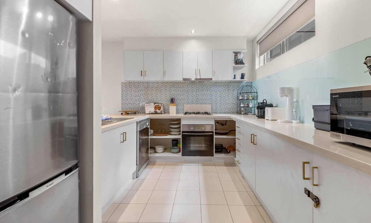 Essendon North Apartment | Cosy 2-Bed Unit with Study Nook & Alfresco Dining