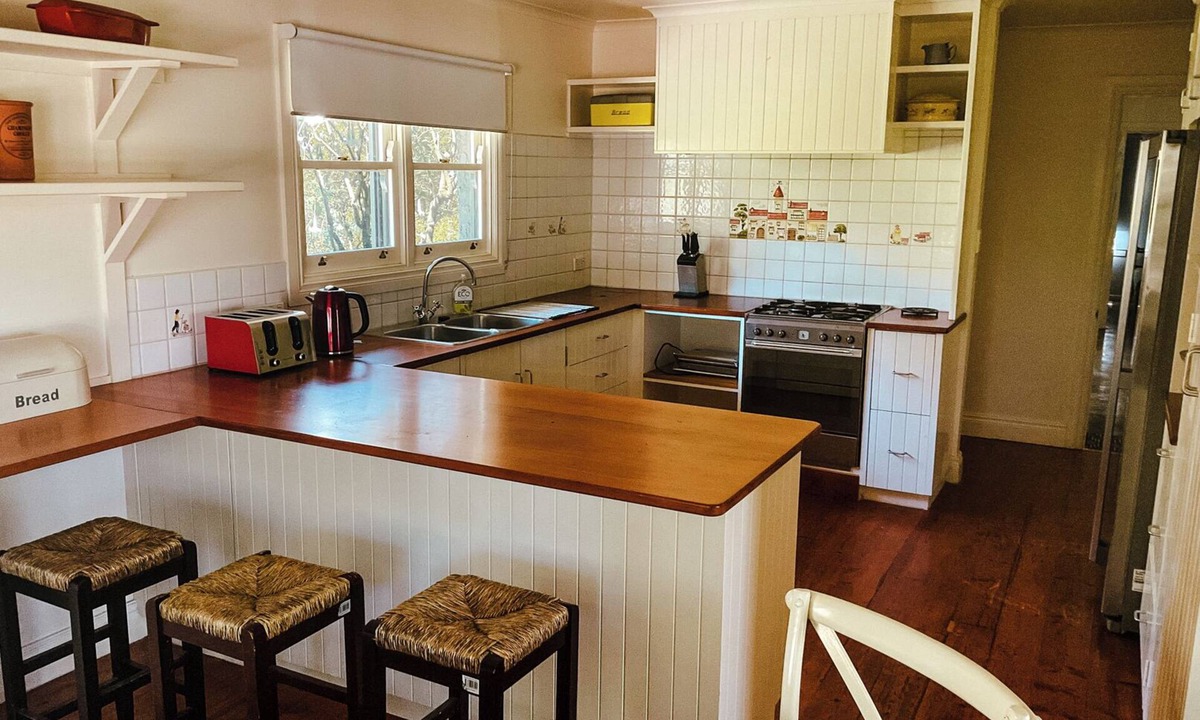 Barrabool Cottage | Cosy 3 bedroom cottage with indoor fireplace