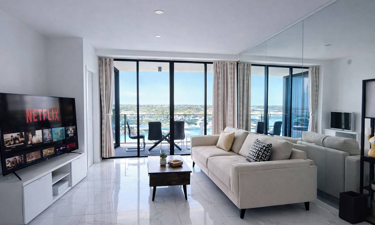 Biggera Waters Apartment | Cosy 3BR Apt in Harbourside with Parking - Canal view and Waterfront