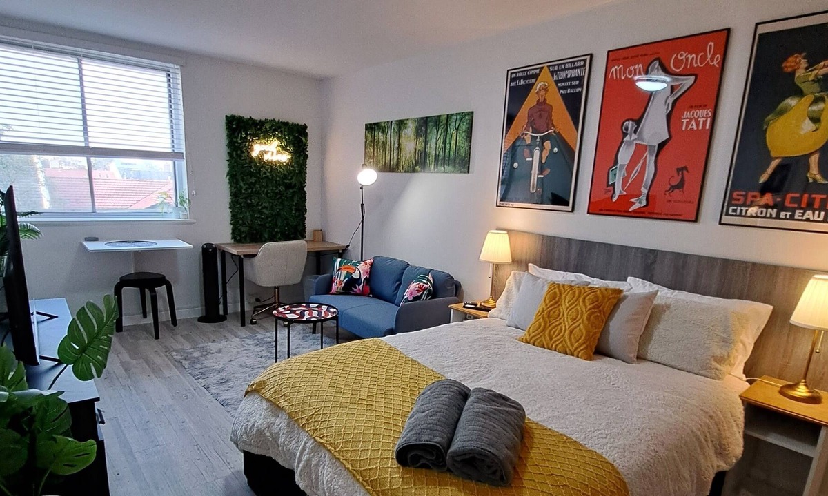 East Perth Apartment | Cosy Apartment Close to Everything! With Study, Lounge & Fast Internet