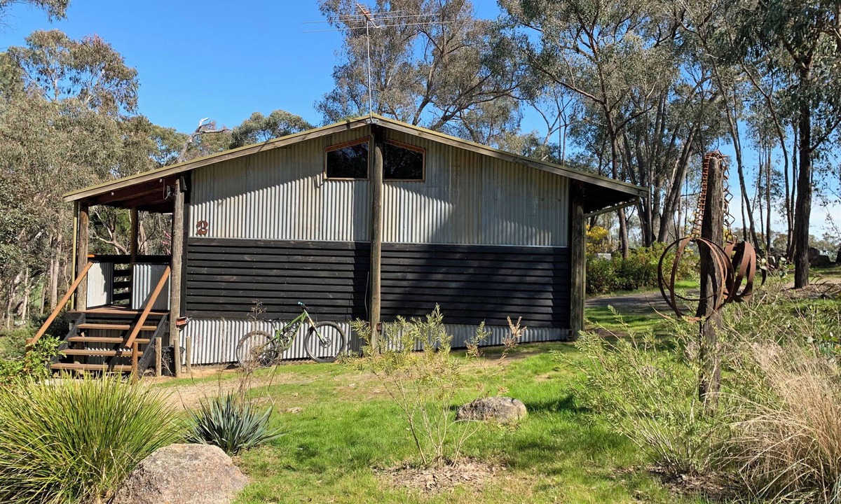 Beechworth Cabin | Cosy cabin in Beechworth walk to Woolshed Falls. Pet Friendly
