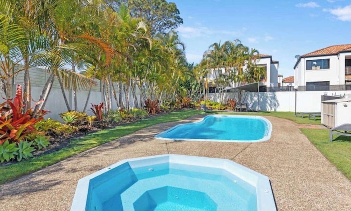 Mermaid Waters House | Cosy Loft Studio in Mermaid Walk to Beach!