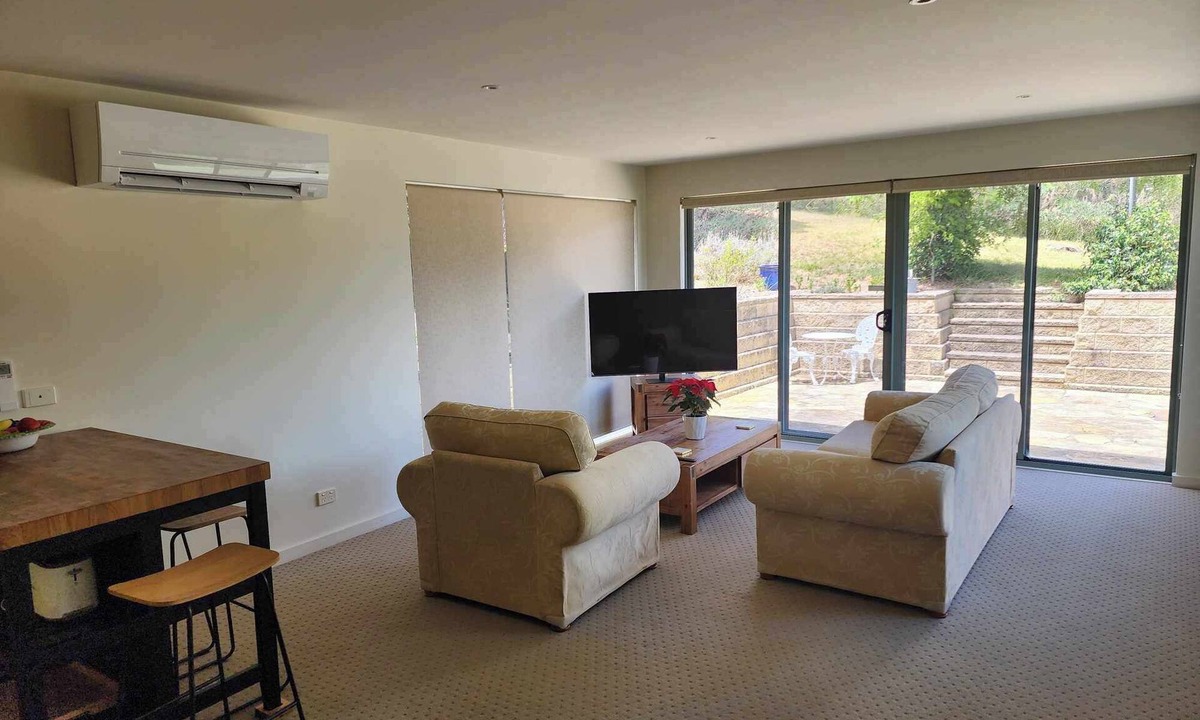McCrae Villa | Cosy singles or couples retreat where you can enjoy bay and mountain views