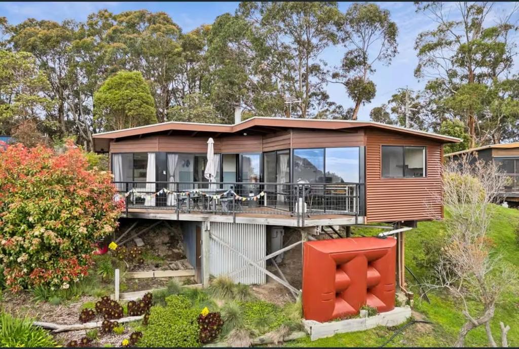 Lorne House | Cottage with forest & ocean views 5 min from Lorne