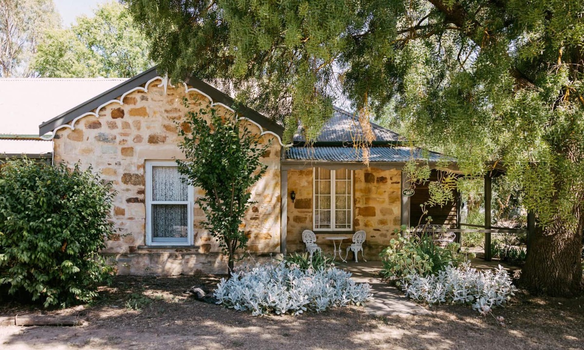 Mintaro Cottage | Couples Getaway. Spa Log Fire 2 Wineries and a Pub! Mintaro Hideaway Jollys Rest