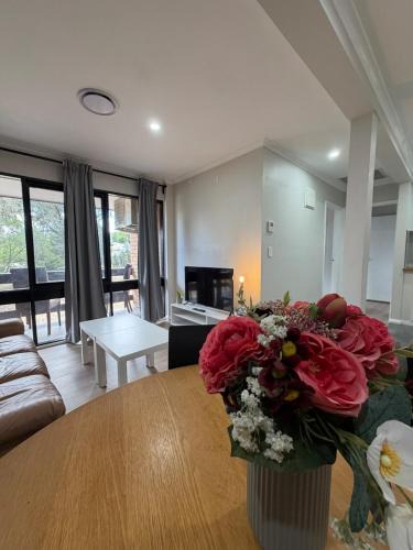 Lyons Apartment | Cozy 2BR, 1 parking, 4 Sleep, Woden,Canberra , pet free, free parking