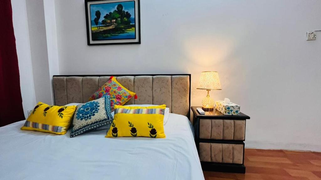 Mohammadpur Apartment | Cozy couple friendly private room