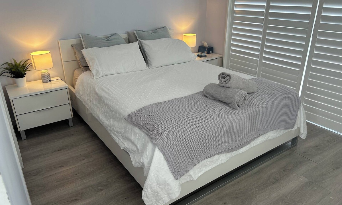 Margate House | Cozy guest suite only a few minutes walk to the beach & shops in quiet location.