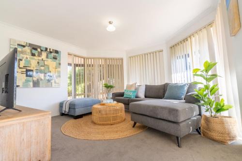 Falcon House | Cozy Home with Ocean View & Sunset- Walk to Falcon Beach