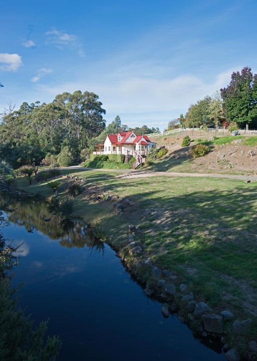 Grove Apartment | CRABTREE RIVERFRONT COTTAGES 2 cottages EMILY & ELIZA COTTAGES Beautiful riverfront peaceful location RELAX & ENJOY