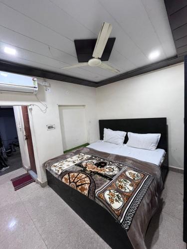 Mathura Hotel | Crystal Inn