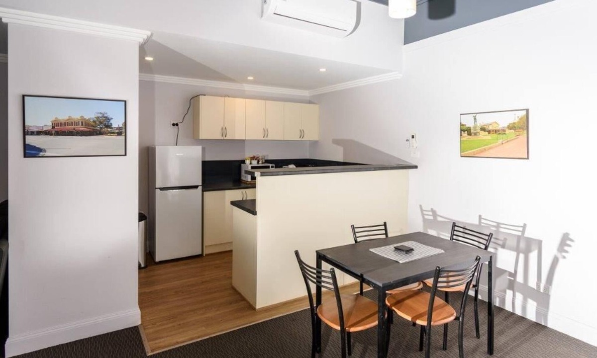 Broken Hill Hotel | Daydream Motel and Apartments