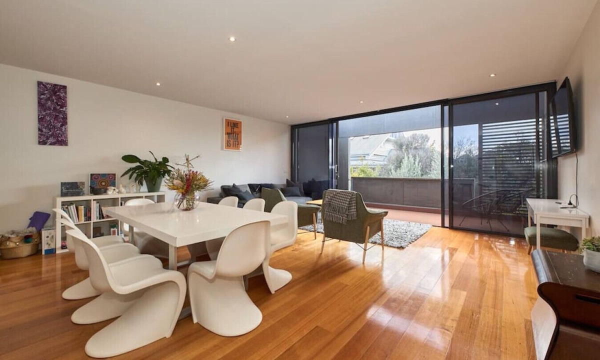 Anglesea Villa | Debonair Townhouse - 150 metres to beach!