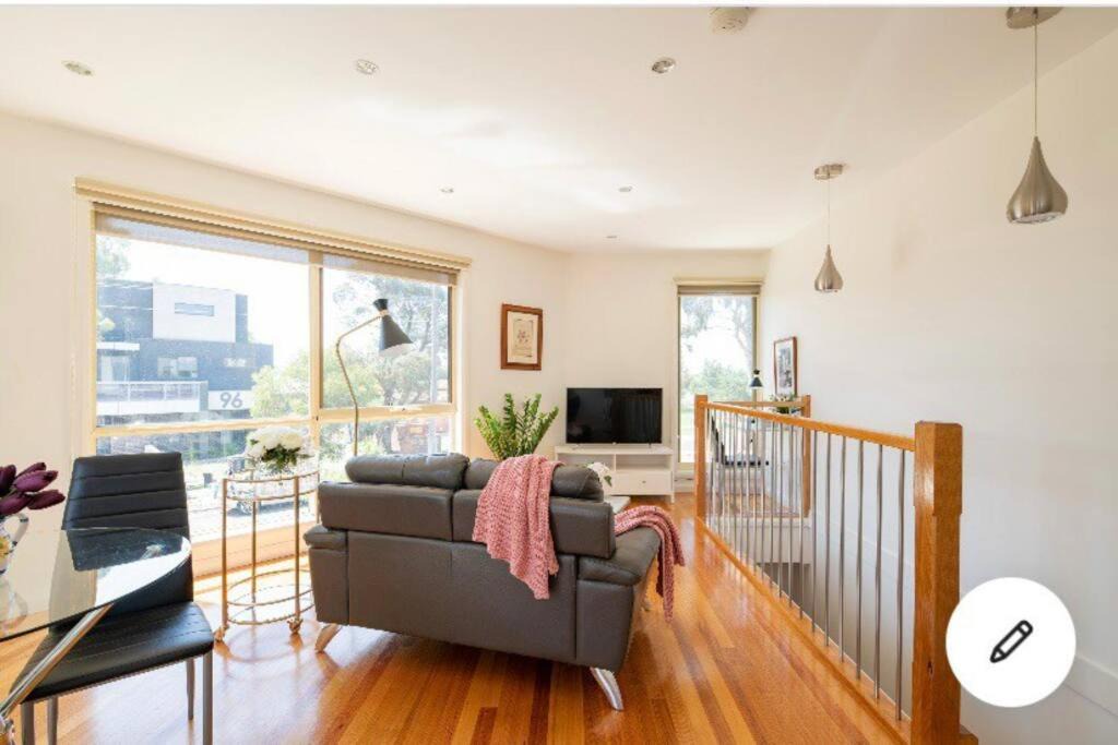 Glenroy Apartment | Design/bright/cosy townhouse between airport &city