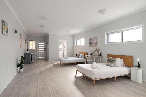 Ryde Apartment | Detached Quadruple Studio Room with Simple Kitchenette near Top Ryde city