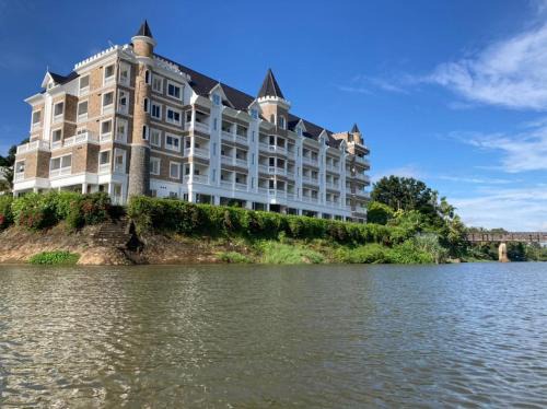 Aluva Bed & Breakfast | Dew River Castle Lake View Stay Aluva Cochin