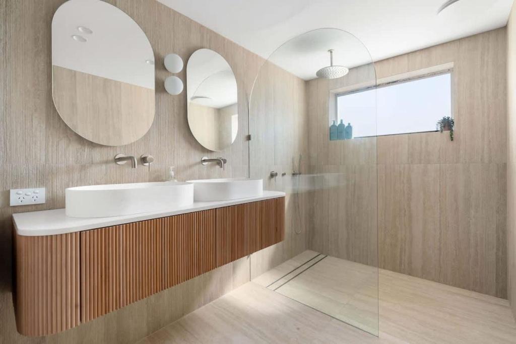 Redcliffe Apartment | Direct Ocean Front Apartment