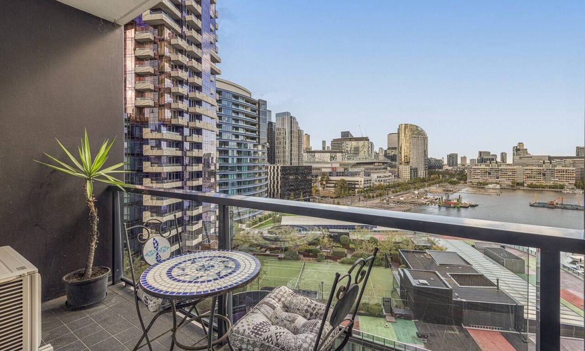 Docklands Apartment | Docklands Waterfront Elegance with Cityscape Views
