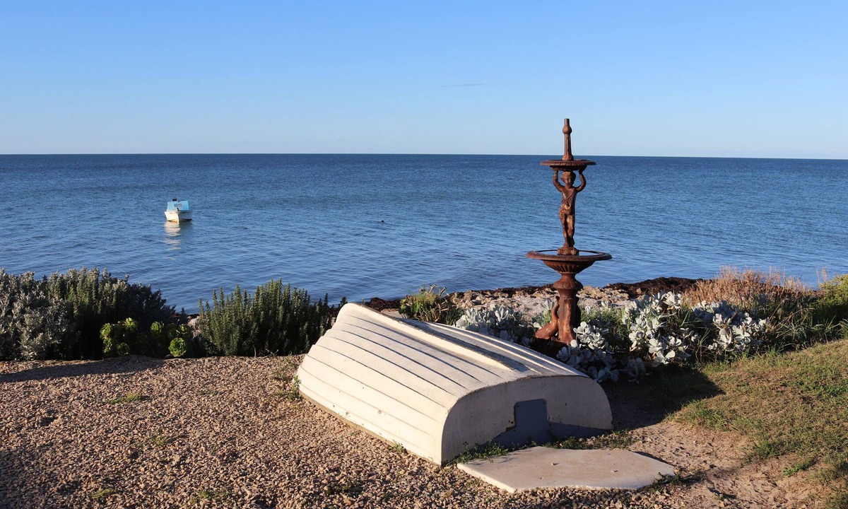 Carribie House | Dot n Pats ~ Absolute Beachfront! Free Wifi