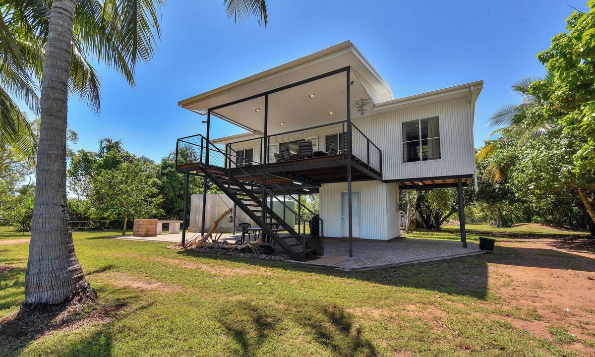 Dundee Beach House | Driftwood Beachfront Getaway, sleeps 8 comfortably, Linen included