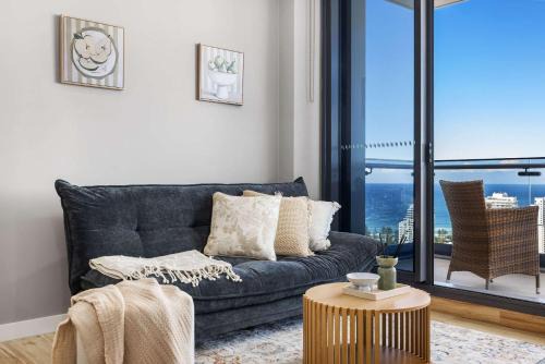 Southport Apartment | Dual Master Suites Near Broadwater High-Floor View