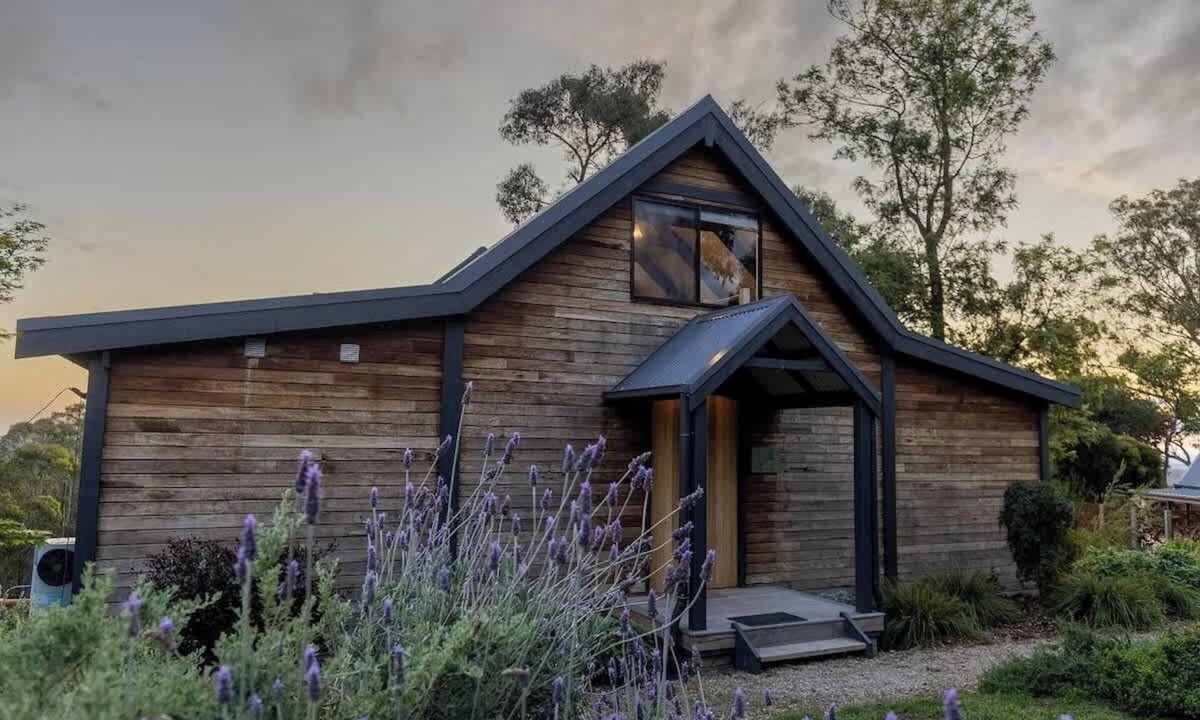 Smiths Gully House | Duck'n Hill Barn (& EV charge station!)