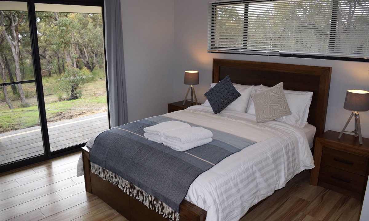 Eagle Bay Bed & Breakfast | Eagle Bay House - Summer Room
