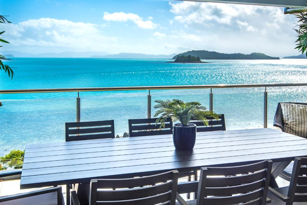 Hamilton Island Villa | Edge 5 Oceanfront 3-Bedroom Apartment - Featuring an Infinity Pool, Spa Bath, Buggy and Valet Service