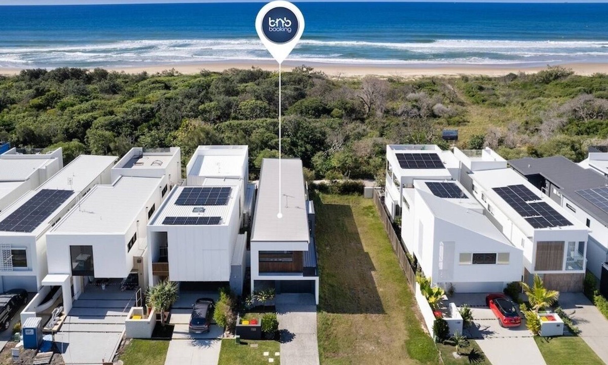 Marcoola House | El's Beachfront Marcoola - Hot Tub 1 min to Beach