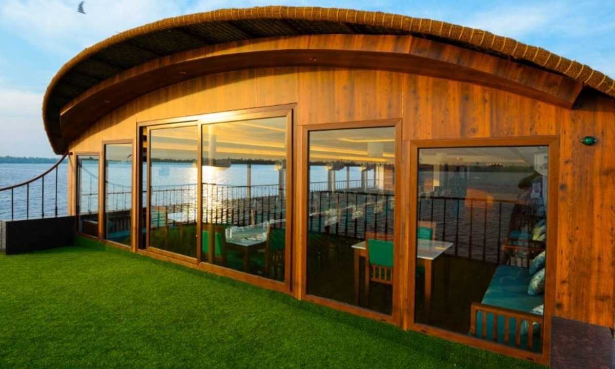 Alappuzha Boat Rental | Elegant Boathouse