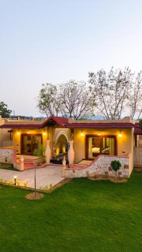 Jamool Khera Apartment | ELIVAAS, Tiger Cave Suite with Pvt and Shared Pool On Main Ranthambore Rd