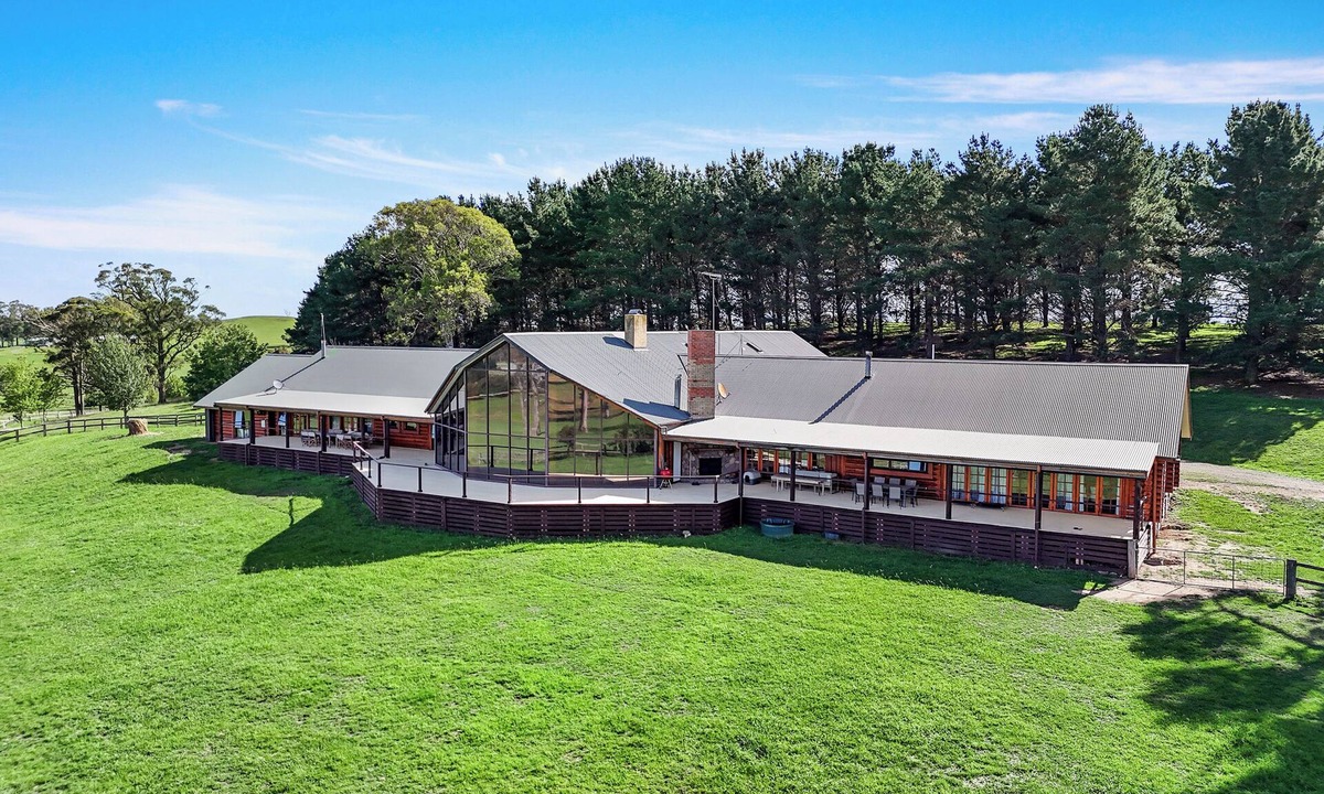 Joadja House | Escape to The Lodge at Eagle Rock Farm, stunning chalet-style accommodation