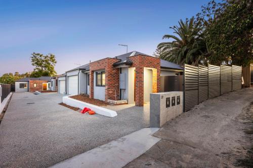 St James House | Executive Entire House-Walk to Curtin Uinversity-3x2 up for 4 People