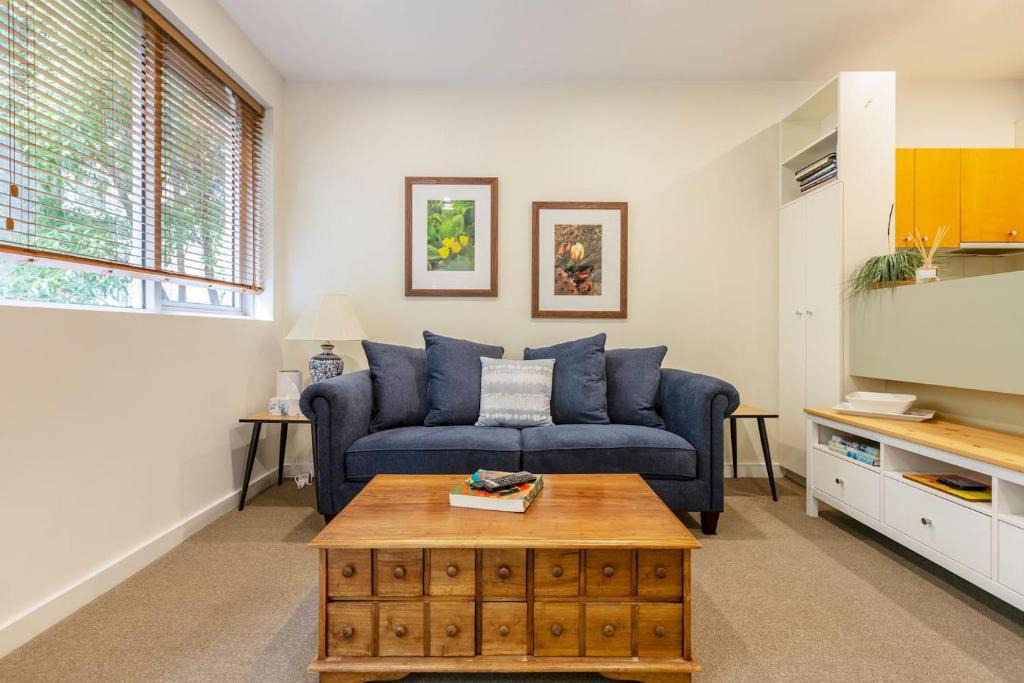 St Kilda Apartment | Experience the St Kilda Vibe from a Cosy Retreat