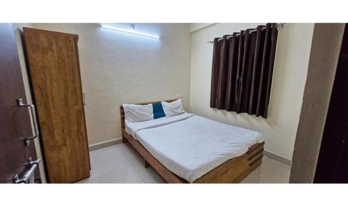 Phase 1 Hotel | FabExpress White House I