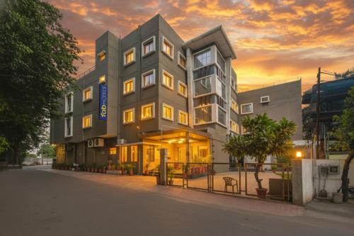 Rau Hotel | FabHotel Bee Town - AB Road