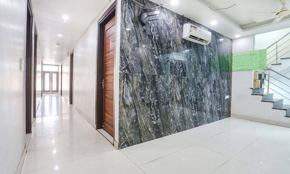 Janakpuri Hotel | Fabhotel Gold Inn