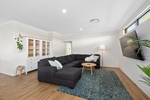 Carlisle House | Family Friendly Close 2 Airport, Optus, Crown & City