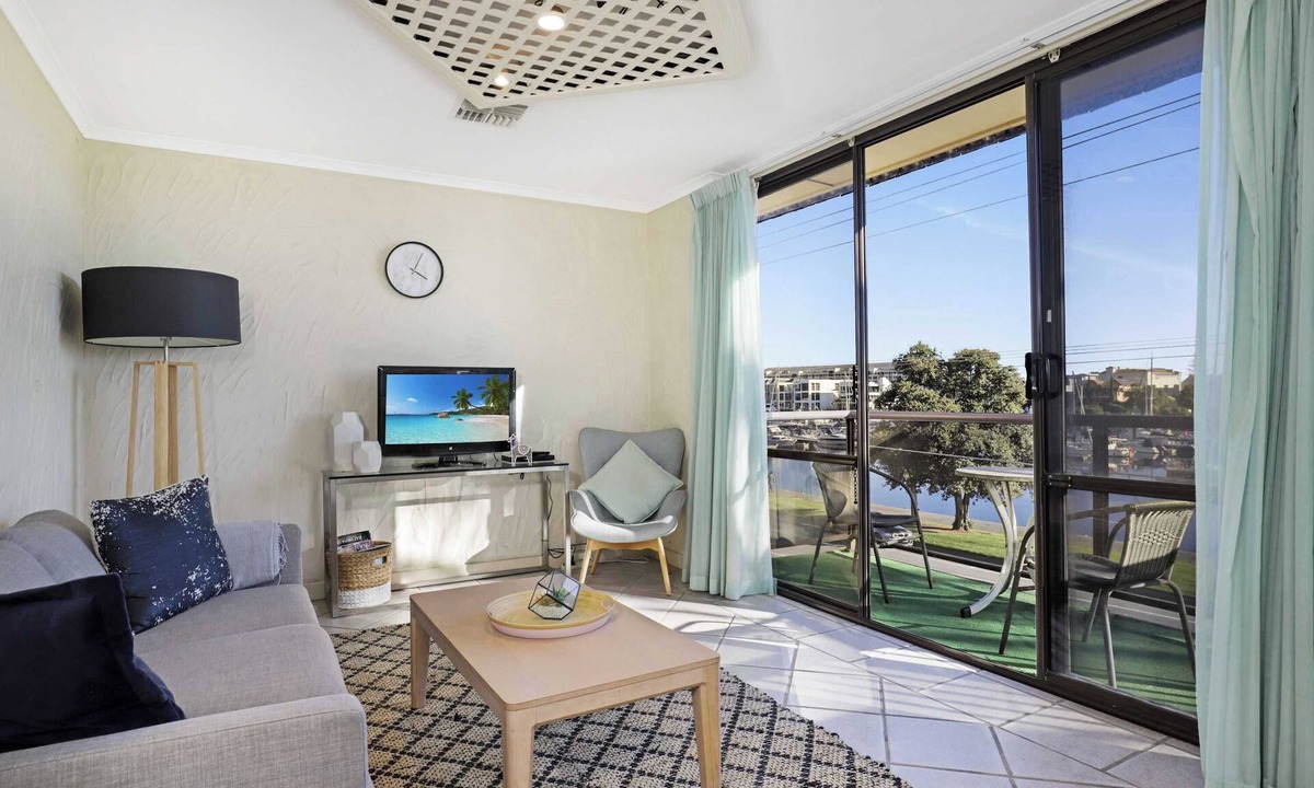 Glenelg North Apartment | Fantastic Riverview Balcony 2Bdrm | Glenelg North