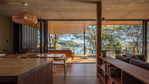 Pretty Beach House | 'Fantastic Waterfront Beach House' by HolidayCo