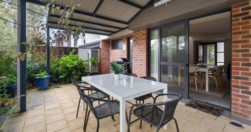 Margaret River Apartment | Forest Edge Villa - Family Friendly - Walk To Town